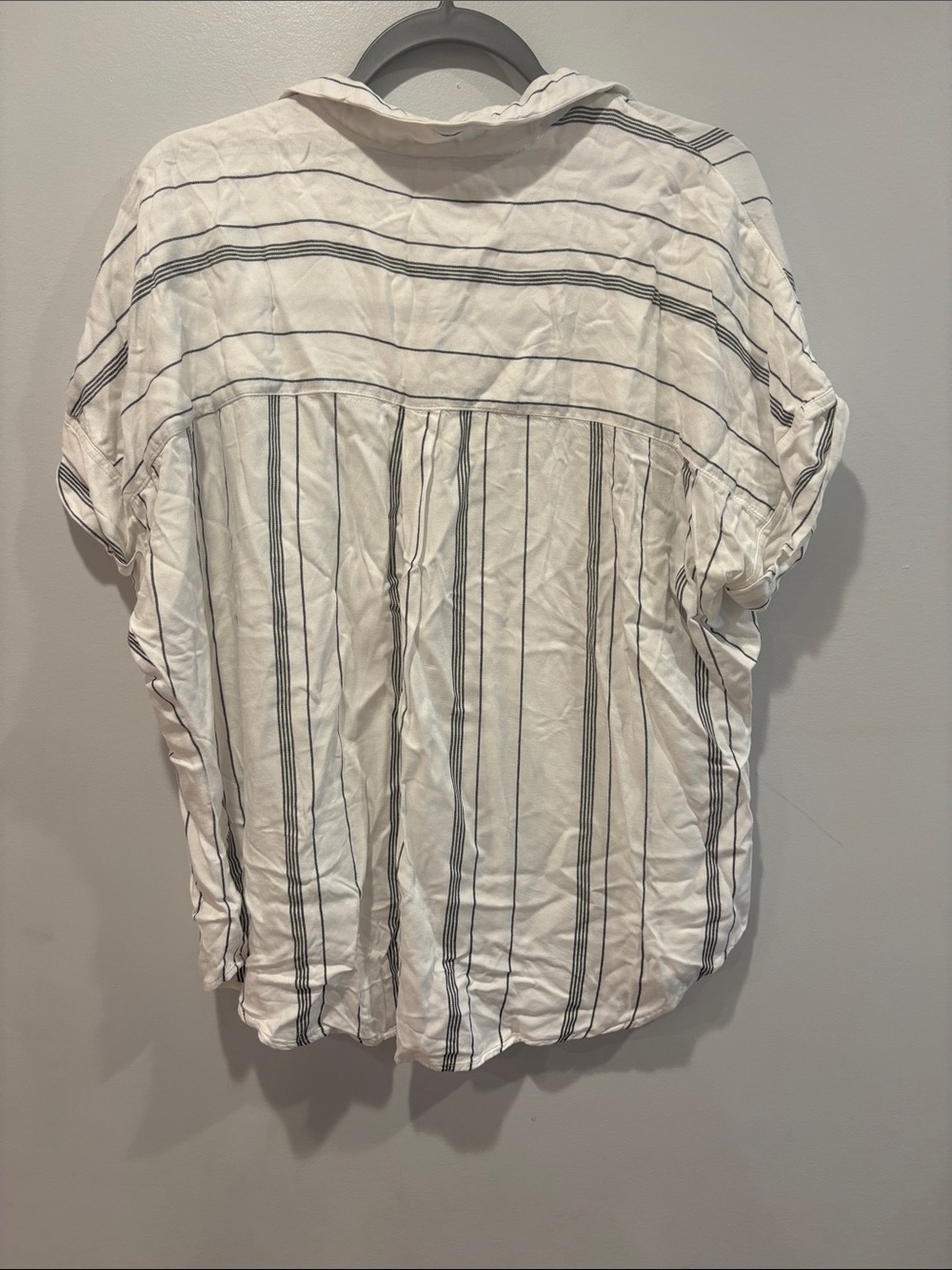 Lightweight White Stripe V-Neck Blouse ptp 24 length 27 - Picture 7 of 7